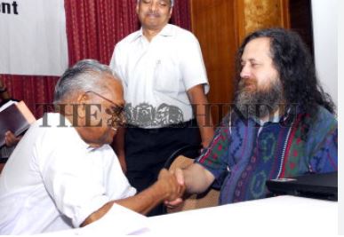 വിഎസും അമേരിക്കക്കാരനായ റിച്ചാർഡ് സ്റ്റാൾമാനും തമ്മിലുള്ള ബന്ധം? സ്റ്റാൾമാൻ ആരായിരുന്നു.