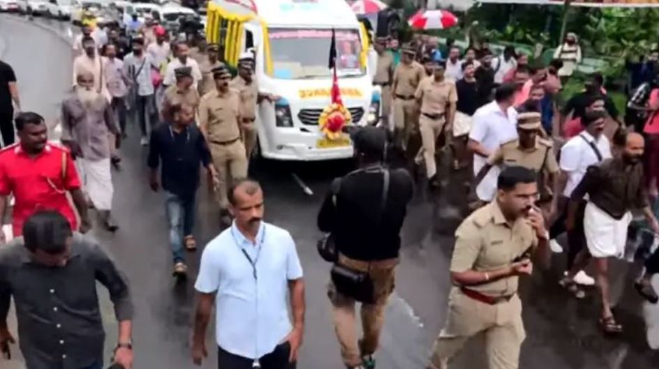 വിഎസിനെ അവസാനമായി ഒരു വട്ടം കാണുവാൻ തിരുവന്തപുരത്ത് ജനസാഗരം