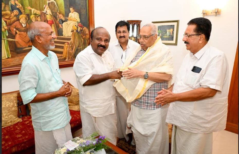 നൂറിന്റെ നിറവിലെത്തിയ ഡോ.സി.കെ രാമചന്ദ്രനെ ടി ജെ വിനോദ് എം.എൽ.എ ഭവനത്തിലെത്തി ആദരിച്ചു.