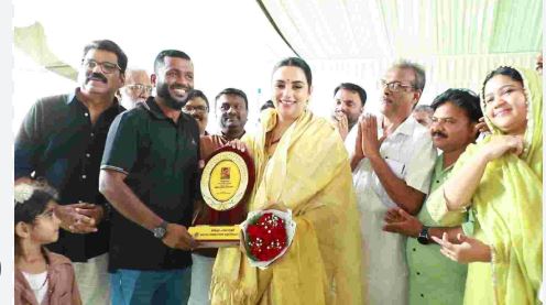 അമ്മയുടെ പ്രഥമ വനിതാ പ്രസിഡൻ്റ് ശ്വേതാ മേനോന് ജന്മനാട്ടിൽ സ്വീകരണം.