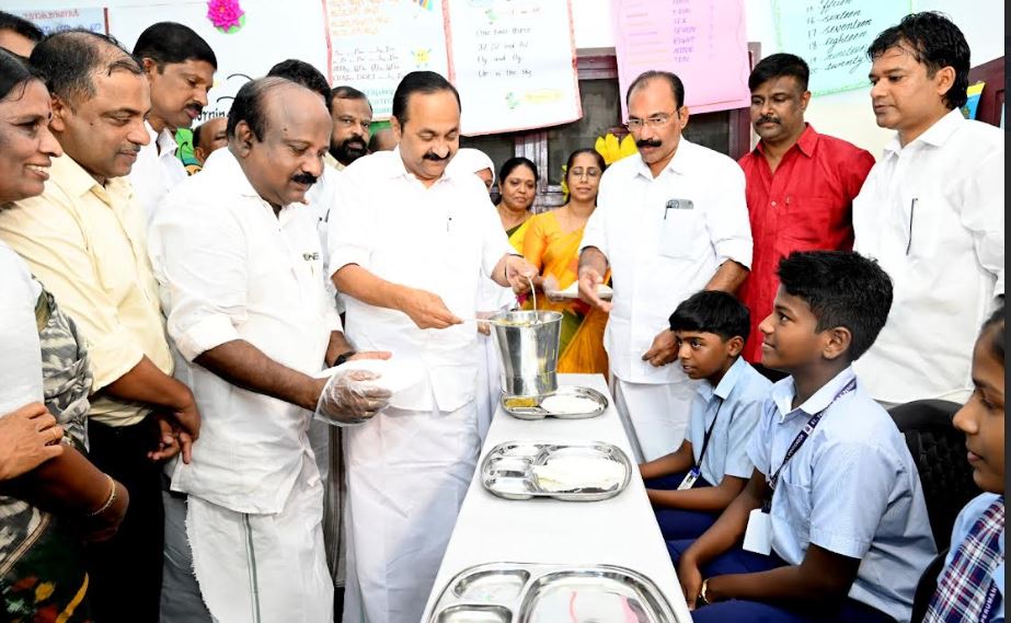 ടി.ജെ വിനോദ് എം.എൽ.എ യുടെ പ്രഭാത ഭക്ഷണ പദ്ധതിയായ ഗുഡ് മോർണിങ്ങ് തുടങ്ങി