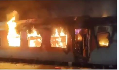 എറണാകുളത്തേക്ക് വരികയായിരുന്ന ടാറ്റനഗർ-എറണാകുളം എക്സ്പ്രസിന് ആന്ധ്രാപ്രദേശിൽ വെച്ച് തീപിടിച്ചു