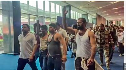 ലോക നാണക്കേട് :കേരളത്തിൽ റീത്ത് സമരം ഡൽഹിയിൽ വസ്ത്രങ്ങൾ അഴിച്ച് സമരം